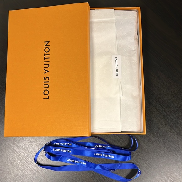 Louis Vuitton Shawl Monogram 30%Silk, 70% Cashmere including the box and ribbon - Picture 4 of 17